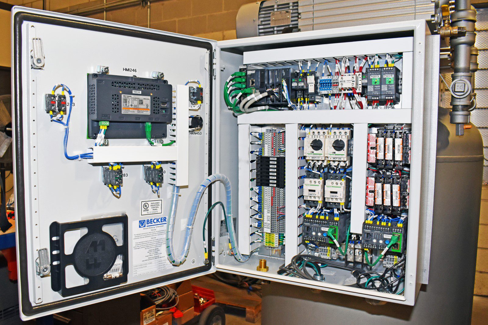 El panel interior de una bomba Becker aprovecha lo último en tecnología de bombas de vacío médicas para activar una unidad de respaldo cuando es necesario.